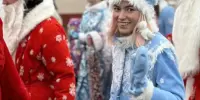 "Праздник к нам приходит" - шествие Дедов Морозов и Снегурочек